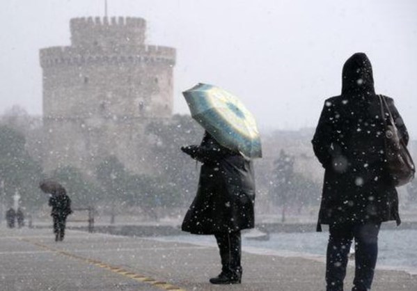 Ισχυρές χιονοπτώσεις σημειώθηκαν στην ευρύτερη περιοχή της Θεσσαλονίκης